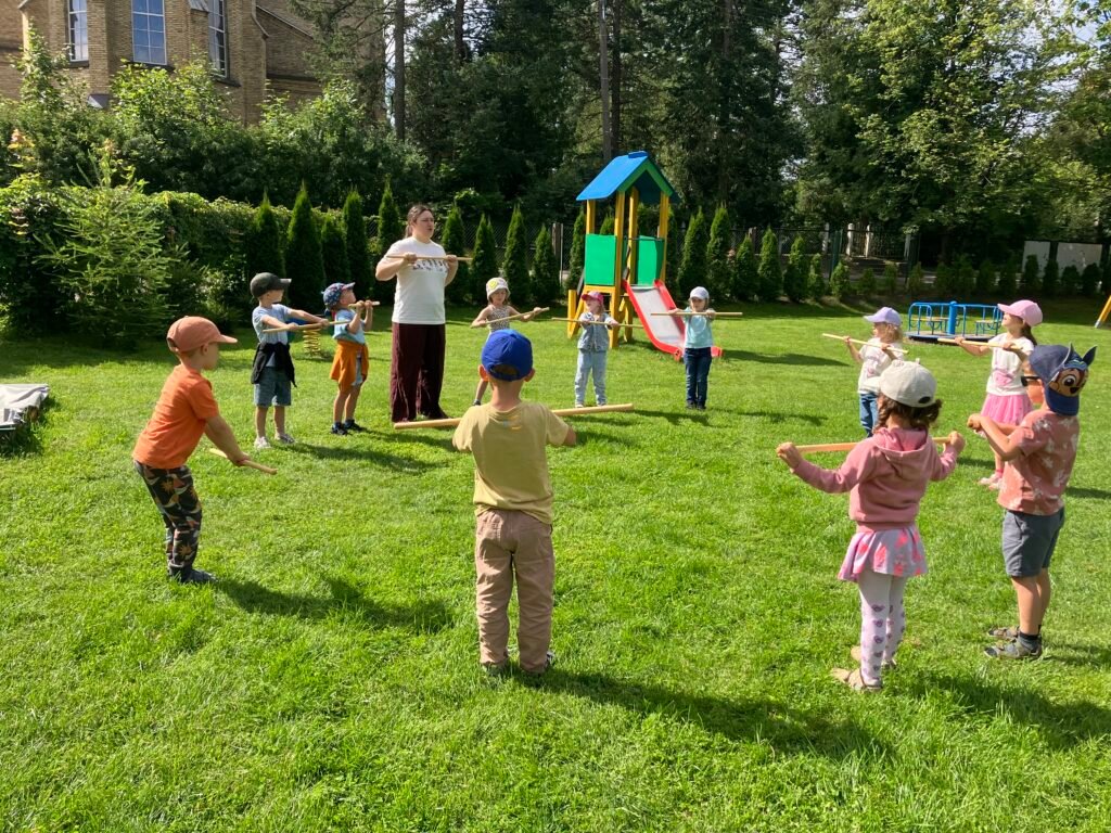 Przyjazna przestrzeń i zabawa dzieci na świeżym powietrzu