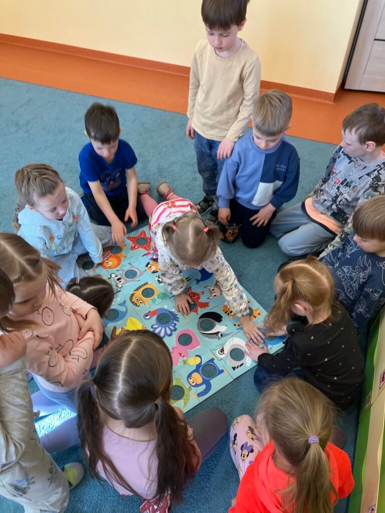 Dzieci podczas zajęć wspierających rozw&oacute;j