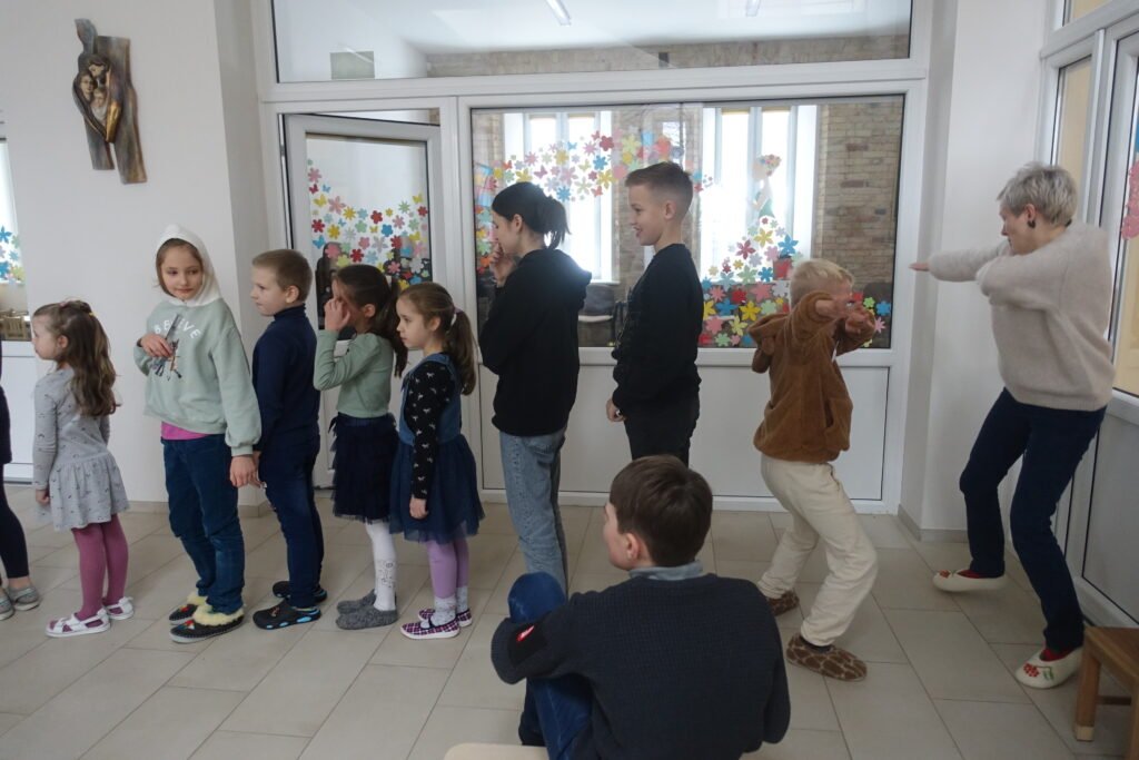 Rodziny i dzieci podczas wydarzenia Centrum Kształcenia Rodziny